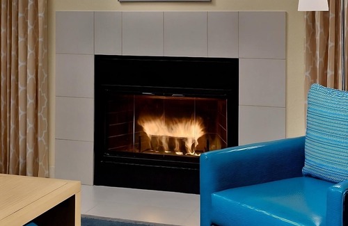 Flagstaff Hotel | Spacious and Modern Suites Near Bushmaster Park, Pets are Allowed, Pool!