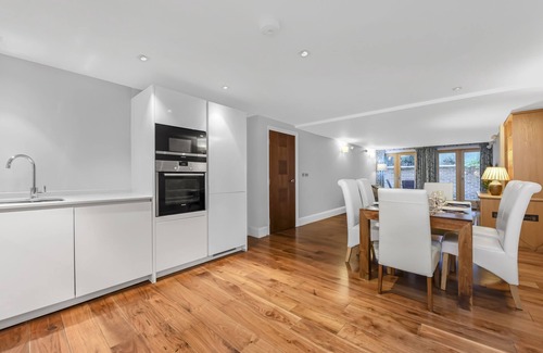 St. Pancras Wohnung | Spacious apartment with private patio