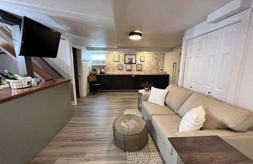 Northeast Neighbors Wohnung | Spacious basement apt. Off-street parking, washer & dryer, kitchenette, sleeps 4