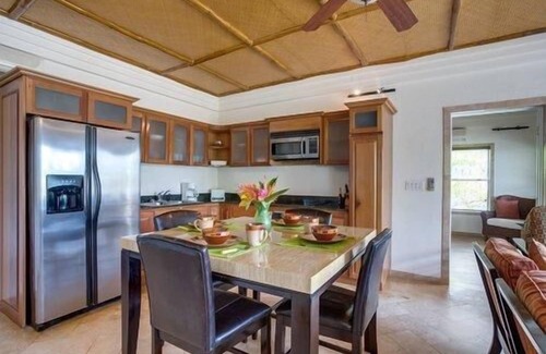 Placencia Resort | Spacious Beachfront Master Suite w/ Kitchen, WiFi, & Balcony