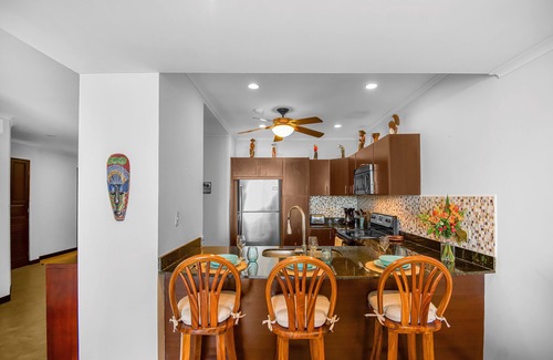 Barrio Los Villalobos Wohnung | Spacious beachfront view patio, 1380 sqm condo, Aircon, 24hr security, new decor