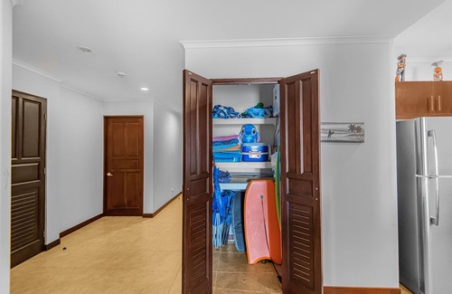 Barrio Los Villalobos Wohnung | Spacious beachfront view patio, 1380 sqm condo, Aircon, 24hr security, new decor