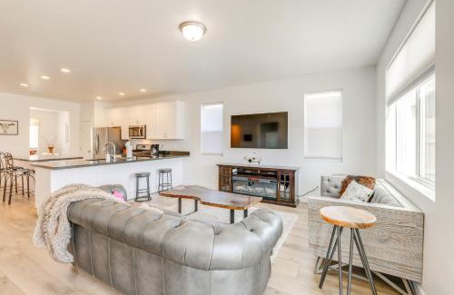 Bellemont Haus | Spacious Bellemont Cabin with Jacuzzi and Mtn View!