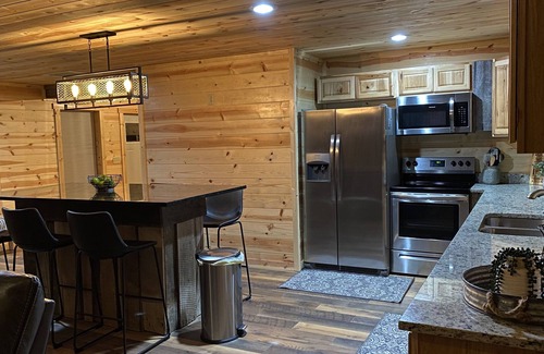 McArthur Kabine | Spacious Cabin in Hocking Hills close to Caves.HotTub,Grill & 66 Acres of Hiking