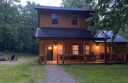 McArthur Kabine | Spacious Cabin in Hocking Hills close to Caves.HotTub,Grill & 66 Acres of Hiking