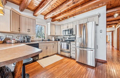 Stahlstown Kabine | Spacious Cabin-Laurel Highlands-Bike-Hike-Raft-Ski-Golf, Black Fern Cabin