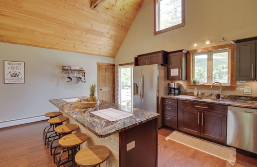 Oxford Haus | Spacious Cabin w/ Private Dock on Thompson Lake