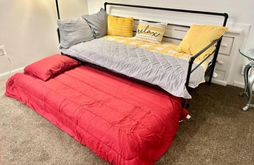 Monroeville Wohnung | Spacious Cape Cod in Monroeville