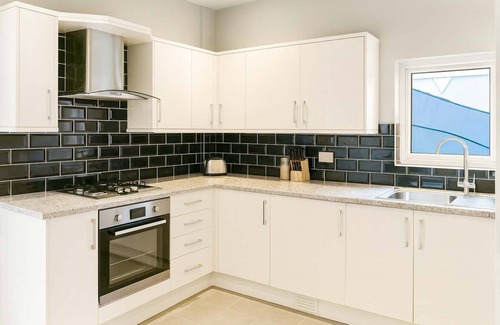 Grangetown Haus | Spacious Cardiff Home for 12 + Parking + Hot Tub