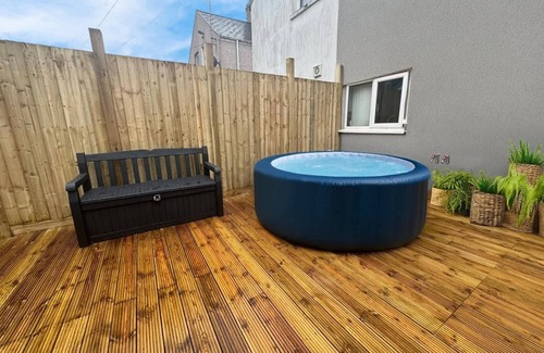 Grangetown Haus | Spacious Cardiff Home for 12 + Parking + Hot Tub