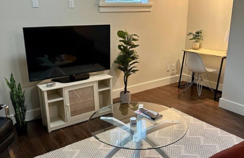 Jubilee Wohnung | Spacious & Central One Bedroom Apt in Fernwood - 10 min walk to Royal Jubilee!