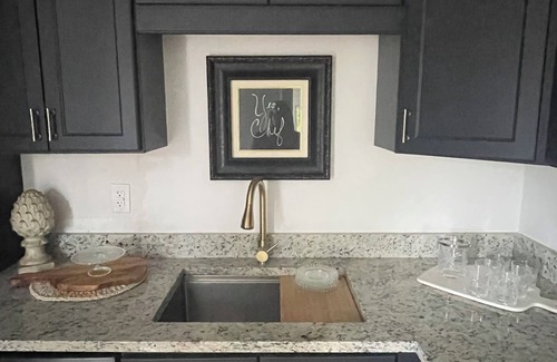 St. Charles Haus | Spacious Chic 3-BDR Apartment in charming St. Charles for you to Create Memories