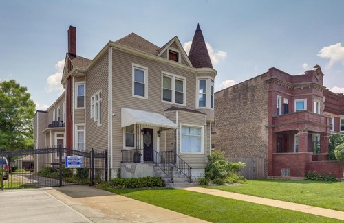 South Austin Wohnung | Spacious Chicago Condo with Deck Less Than 9 Mi to Downtown!