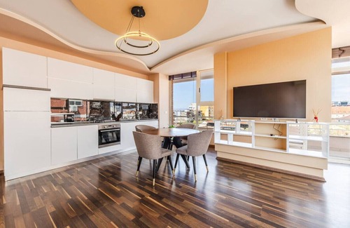 Shkoder Wohnung | Spacious City-View Apartment Overlooking Shkodër