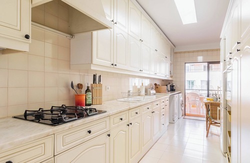 Cascais Wohnung | Spacious & Clean Cascais Apartment. Central with free private parking.