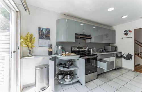 Bethpage Haus | Spacious, clean-Home in Bethpage