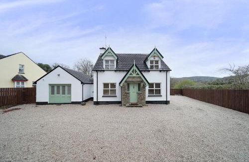 Rathmullan Haus | Spacious Coastal Accommodation with Games Room - Sleeps 10