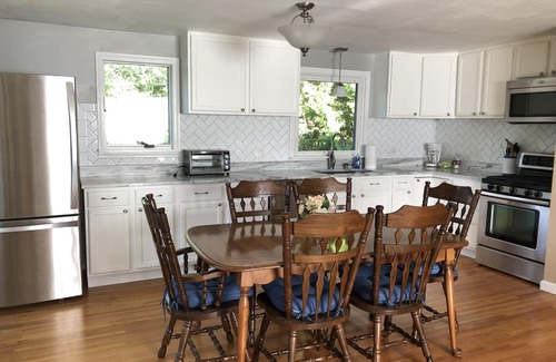 Saunderstown Haus | Casa de 4 dormitorios y 2 baños en el tranquilo vecindario de Pettasquamacut Lake Shores