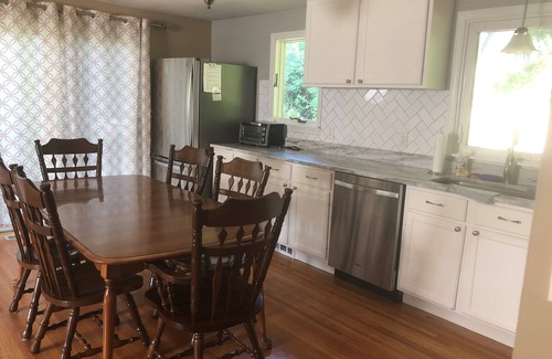 Saunderstown Haus | Casa de 4 dormitorios y 2 baños en el tranquilo vecindario de Pettasquamacut Lake Shores