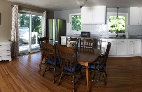 Saunderstown Haus | Casa de 4 dormitorios y 2 baños en el tranquilo vecindario de Pettasquamacut Lake Shores