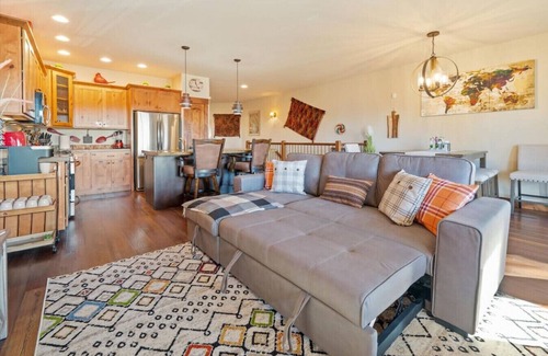 Bigfork Wohnung | Spacious Condo 3-Minute Walk to Flathead Lake & DT