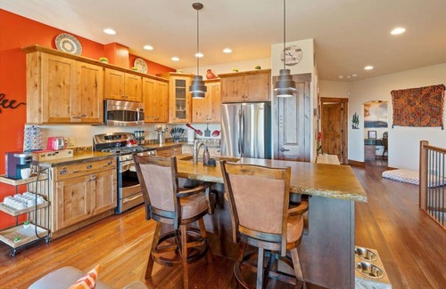 Bigfork Wohnung | Spacious Condo 3-Minute Walk to Flathead Lake & DT