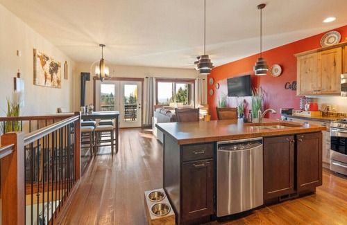 Bigfork Wohnung | Spacious Condo 3-Minute Walk to Flathead Lake & DT