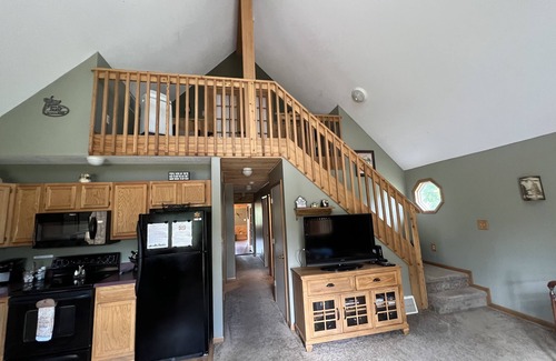 Clare County Hütte | Spacious cottage near the Leota trail head!