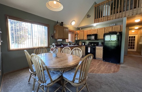 Clare County Hütte | Spacious cottage near the Leota trail head!