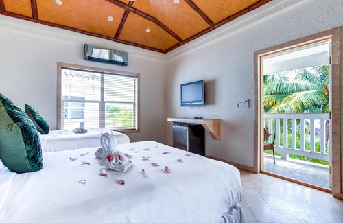 Placencia Resort | Spacious Double Room w/ WiFi, Jacuzzi Tub, & Mini Bar
