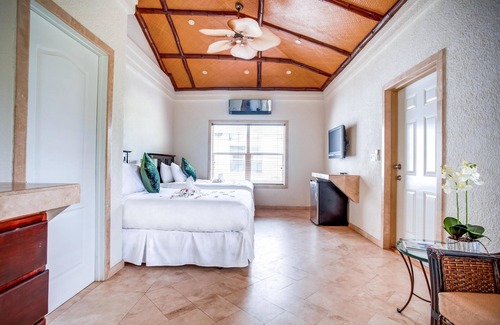 Placencia Resort | Spacious Double Room w/ WiFi, Jacuzzi Tub, & Mini Bar