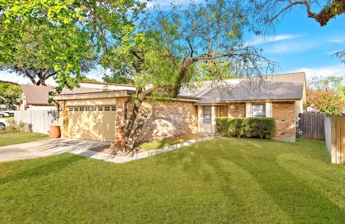 North San Antonio - SAT Haus | Spacious Family Friendly Pool House Sleeps 10 ppl!