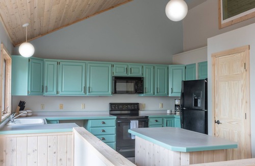 Minong Haus | Spacious Family Getaway with Pontoon