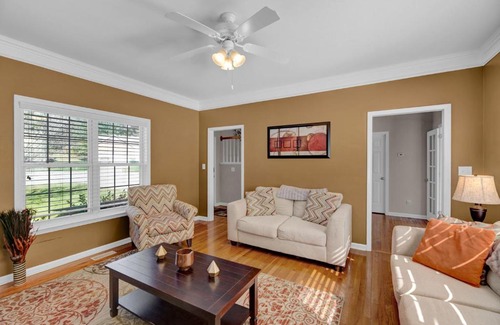 High Point Wohnung | Spacious Family Home with Private Backyard, Grill, and Garage! Free high-speed Internet! Minutes from HPU and Furniture Market!