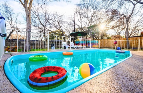 North San Antonio - SAT Haus | Spacious Family Escape near Top City Attractions w/Pool, Gameroom, and More .
