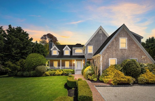 Quogue Haus | Spacious, Heated Pool, 2 Master Bedrooms close to Beaches, Shopping & Dining