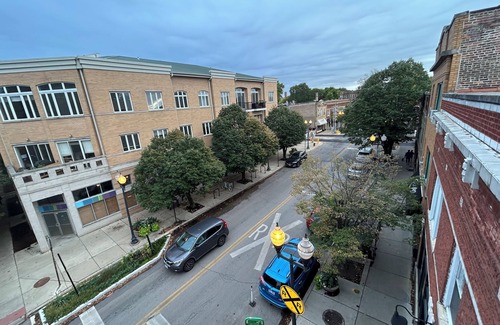 Ravenswood Wohnung | Spacious, hip 2-bedroom apartment nestled in scenic Ravenswood Manor/Lincoln Sq.