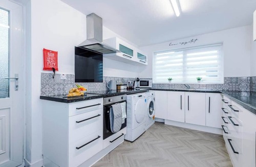 Droylsden Haus | Spacious Home, Ideal for Business Stays, Sleeps 9!