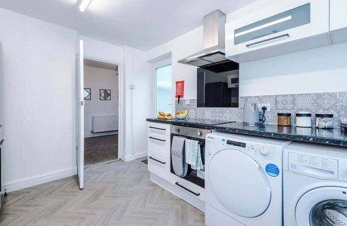 Droylsden Haus | Spacious Home, Ideal for Business Stays, Sleeps 9!