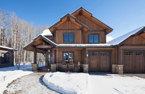 Whitefish Wohnung | Spacious Home w/Resort Amenities l Full Kitchen, Nature Trails & Fireplace