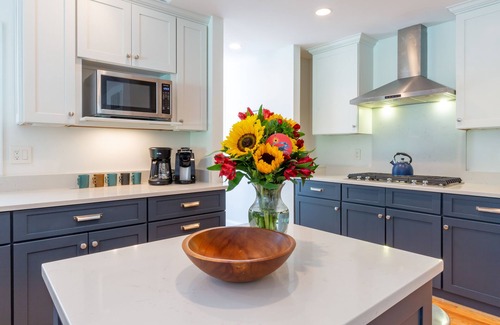 Annapolis Haus | Spacious home with an outdoor pool, screened porch, washer/dryer & central AC