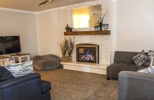 Riverdale Haus | Spacious Home With Great View