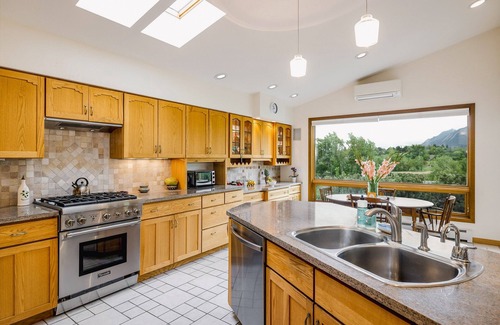 Wonderland Lake Haus | Spacious Home with Stunning Mountain Views, 10-min to Downtown