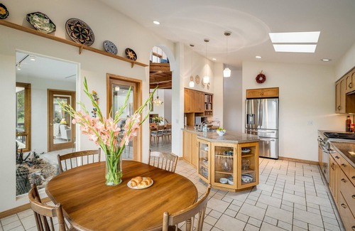 Wonderland Lake Haus | Spacious Home with Stunning Mountain Views, 10-min to Downtown