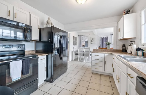 Price Wohnung | Spacious Hot Tub Haven + .4 Mi-USU Eastern