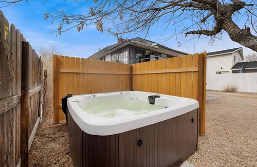 Price Wohnung | Spacious Hot Tub Haven + .4 Mi-USU Eastern