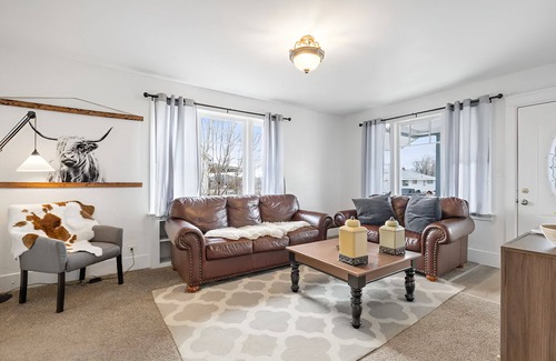 Price Wohnung | Spacious Hot Tub Haven + .4 Mi-USU Eastern