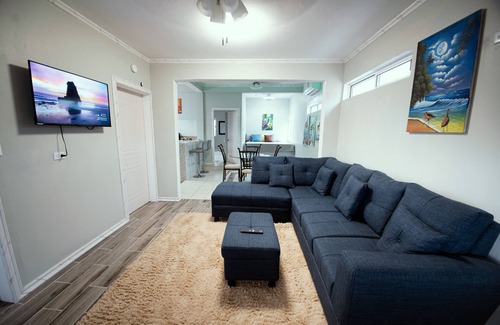 Corozal Wohnung | Spacious hotel suites with 8 bedrooms and WiFi, AC in charming Corozal