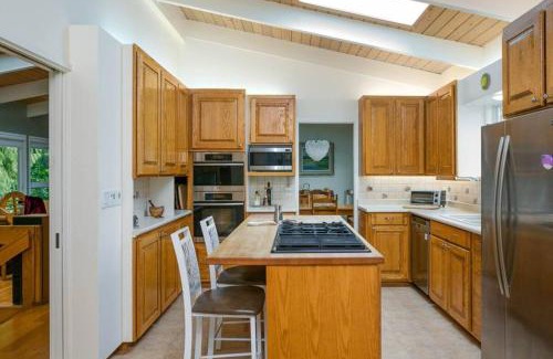 North Vancouver Haus | Spacious House