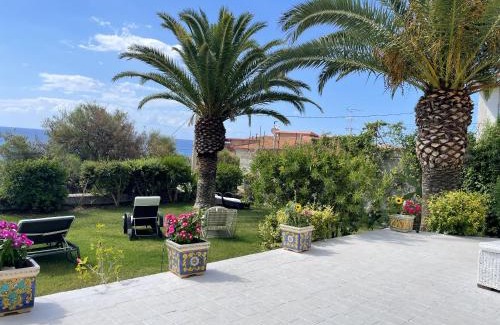 Brancaleone Marina Haus | Spacious house with jacuzzi in Brancaleone Marina